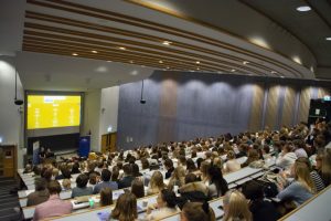 Et fullsatt auditorium 1 varmet opp til prosedyrene med Kahoot og flotte premier.