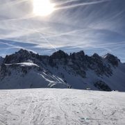 Les reisebrevet til Celine Skjensvold Bellamy fra ELSA Innsbrucks vinterskole om sportsrett.